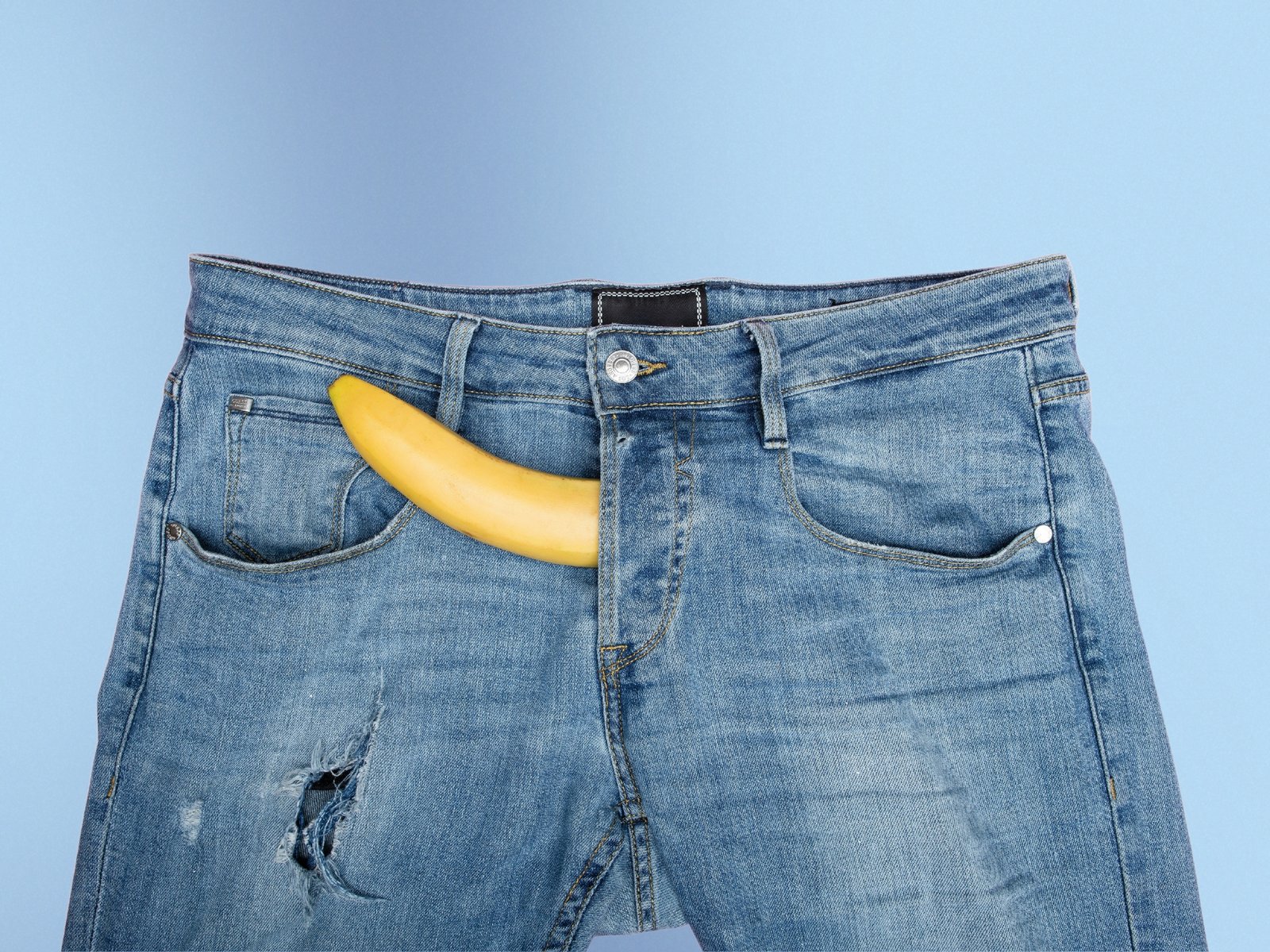 Blauwe broek met een banaan die een penis symboliseert